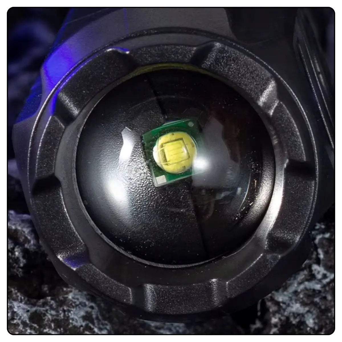 Jaudīgs taktiskais LED lukturis ar tālummaiņas funkciju, ūdensizturīgs, USB, CREE (412D)